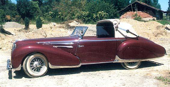 voiture ancienne rouge